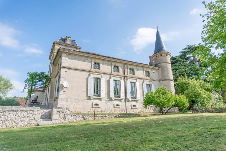 Rent a Castle France Outside-1GA